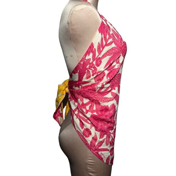 Farm Rio halter top in size Medium. Ties in back. EUC - Picture 5 of 15